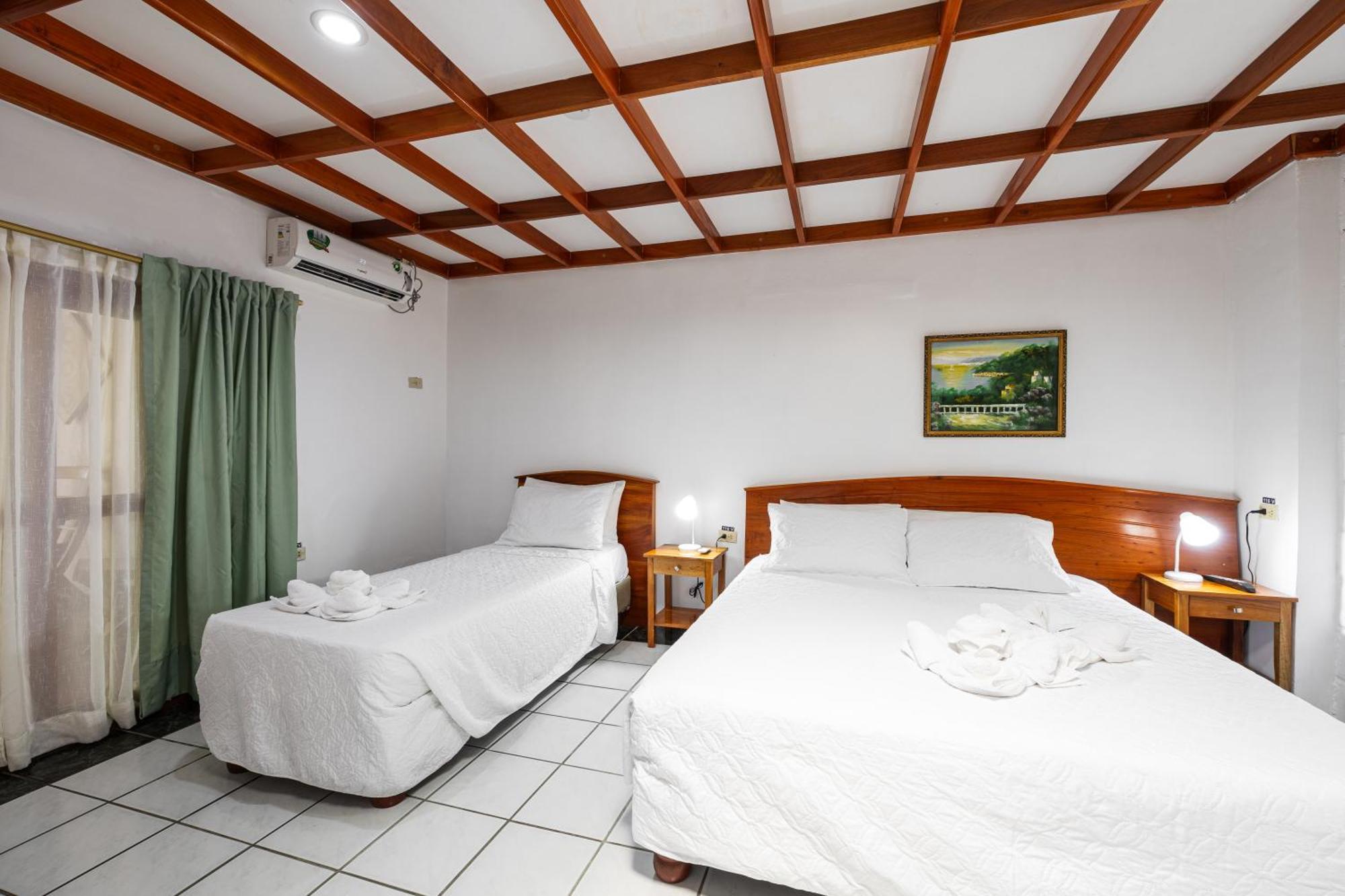 La Peregrina Galapagos B&B Puerto Ayora  Exteriör bild